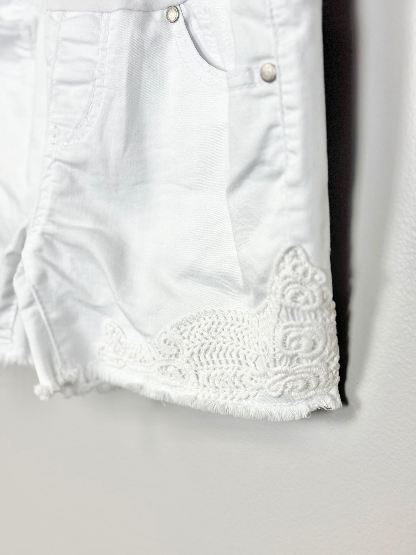 S - Bella Vida White Applique Shorts