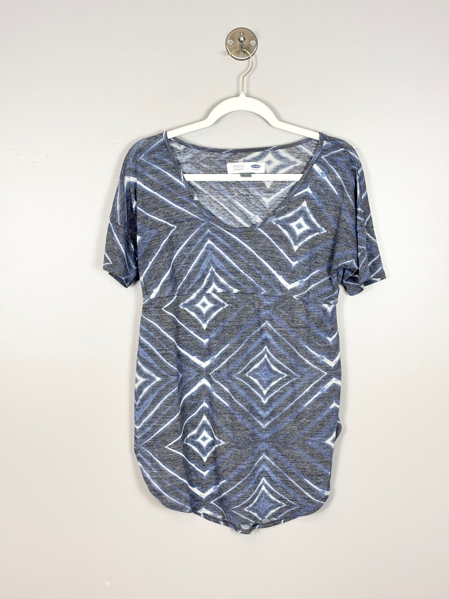 M - Old Navy Scalloped Hem Blue Geometric Tee
