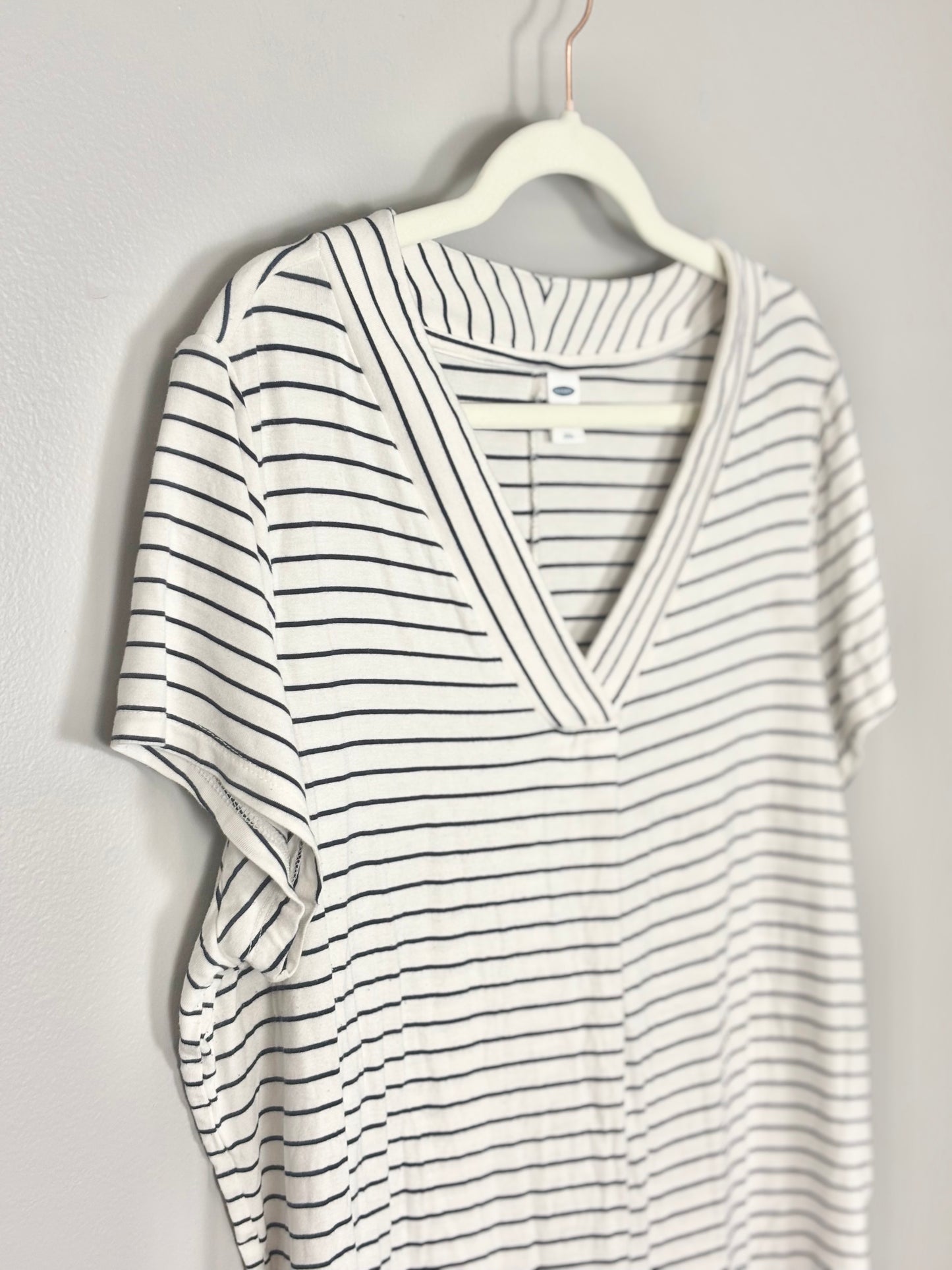 L - Old Navy Black & White Striped Shirt