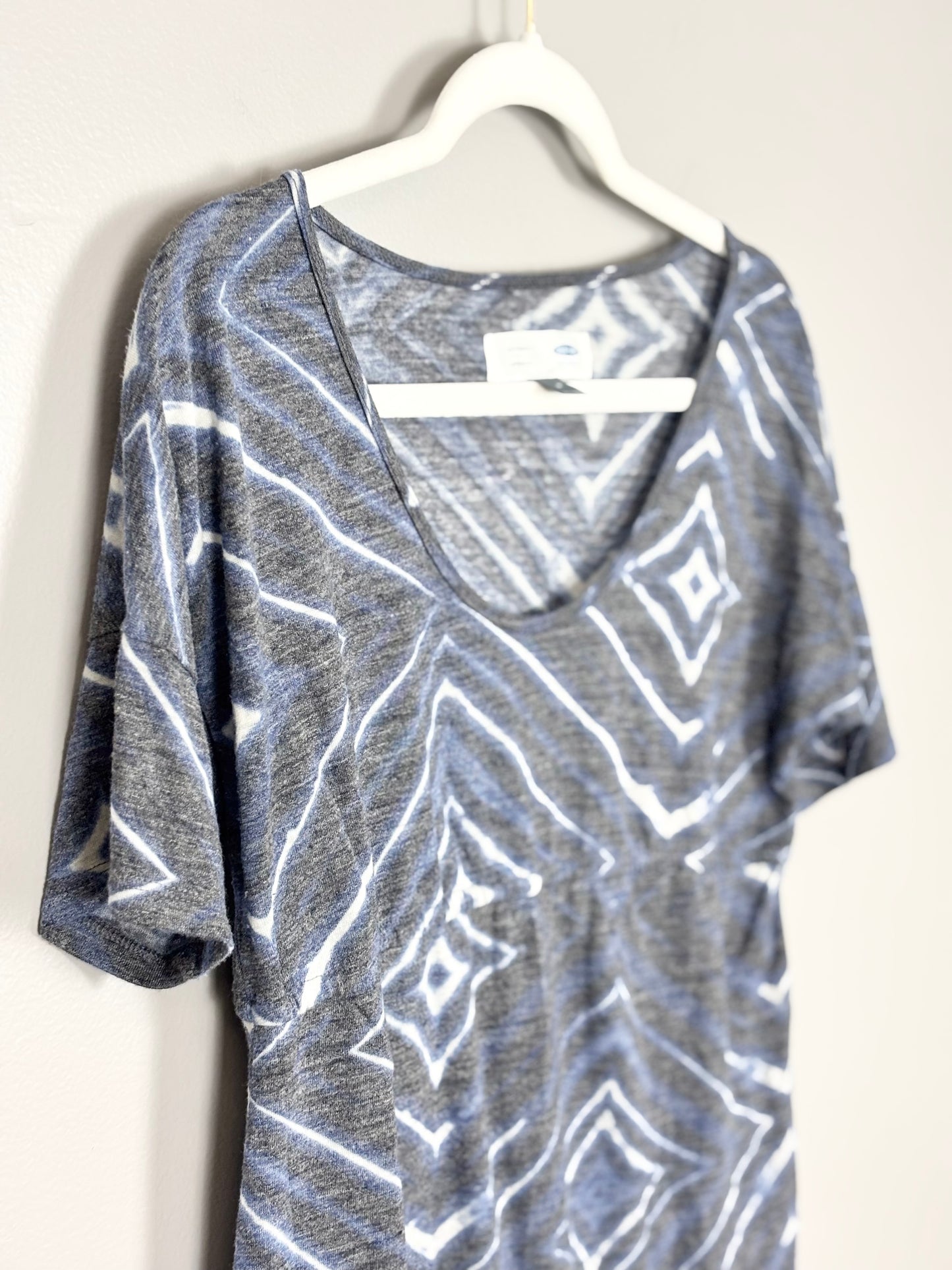 M - Old Navy Scalloped Hem Blue Geometric Tee
