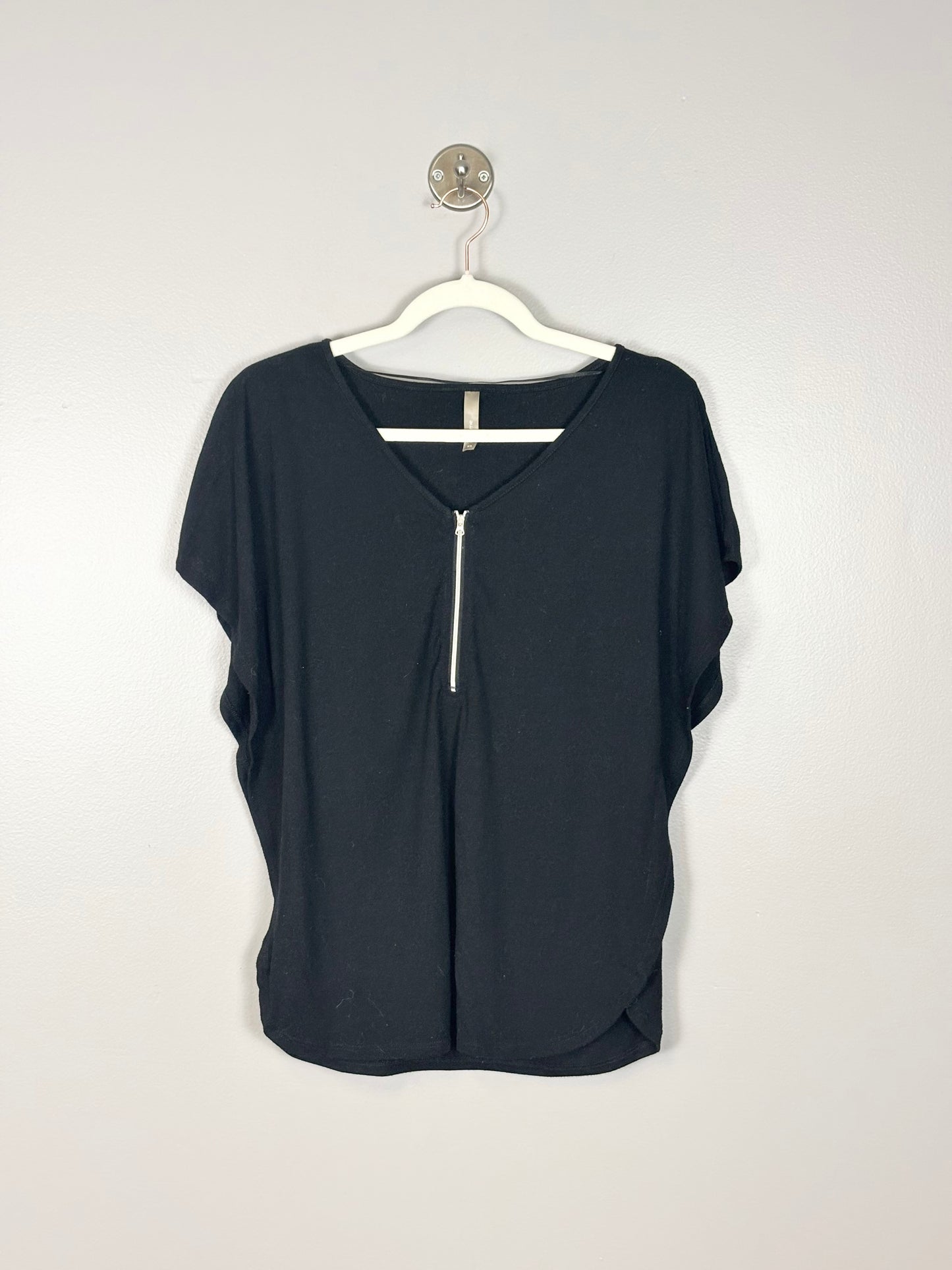 S - Thyme Black Zip-Access Nursing Shirt