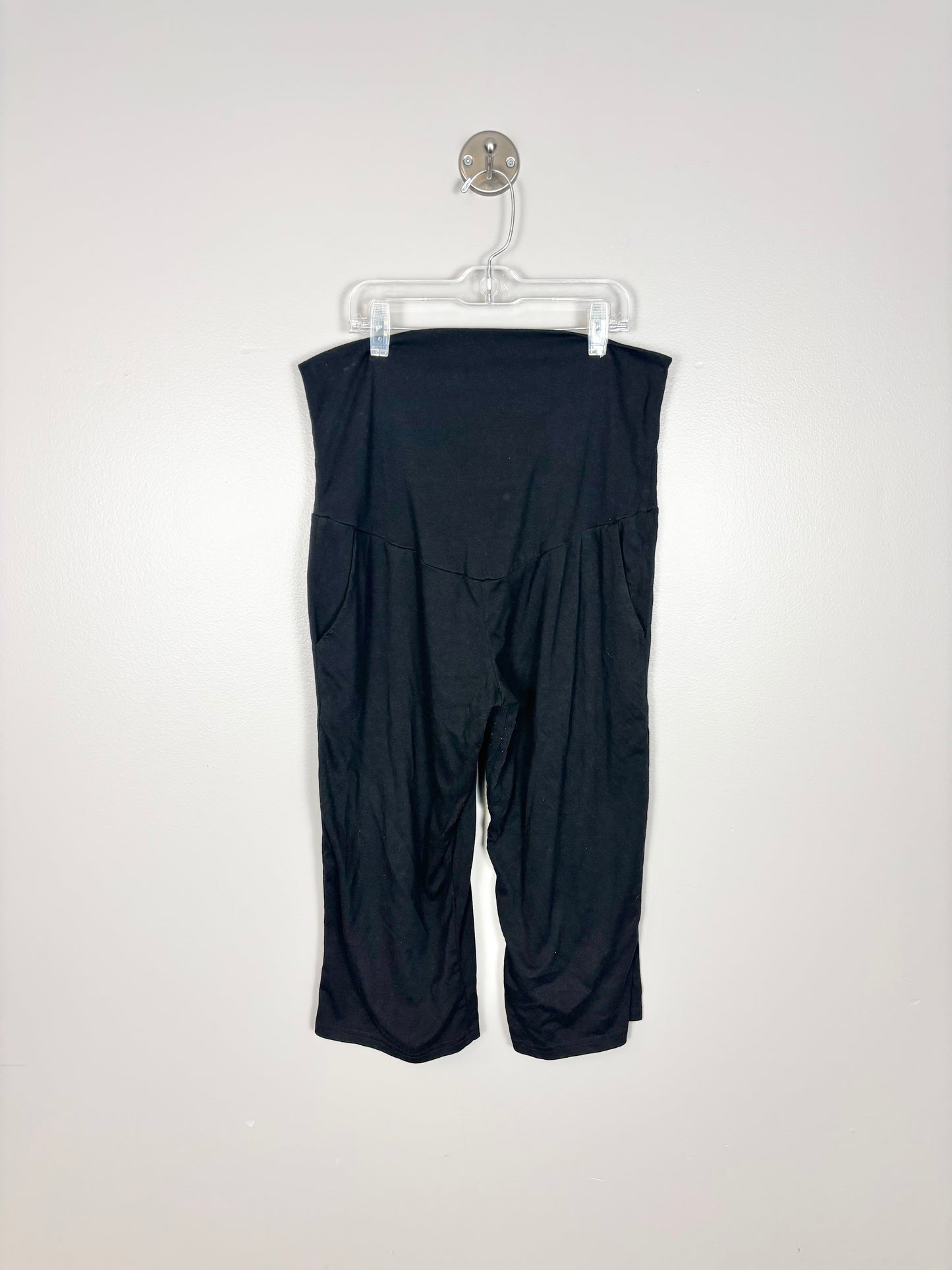 M - Cropped Black Joggers