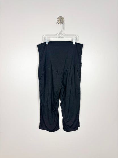 M - Cropped Black Joggers