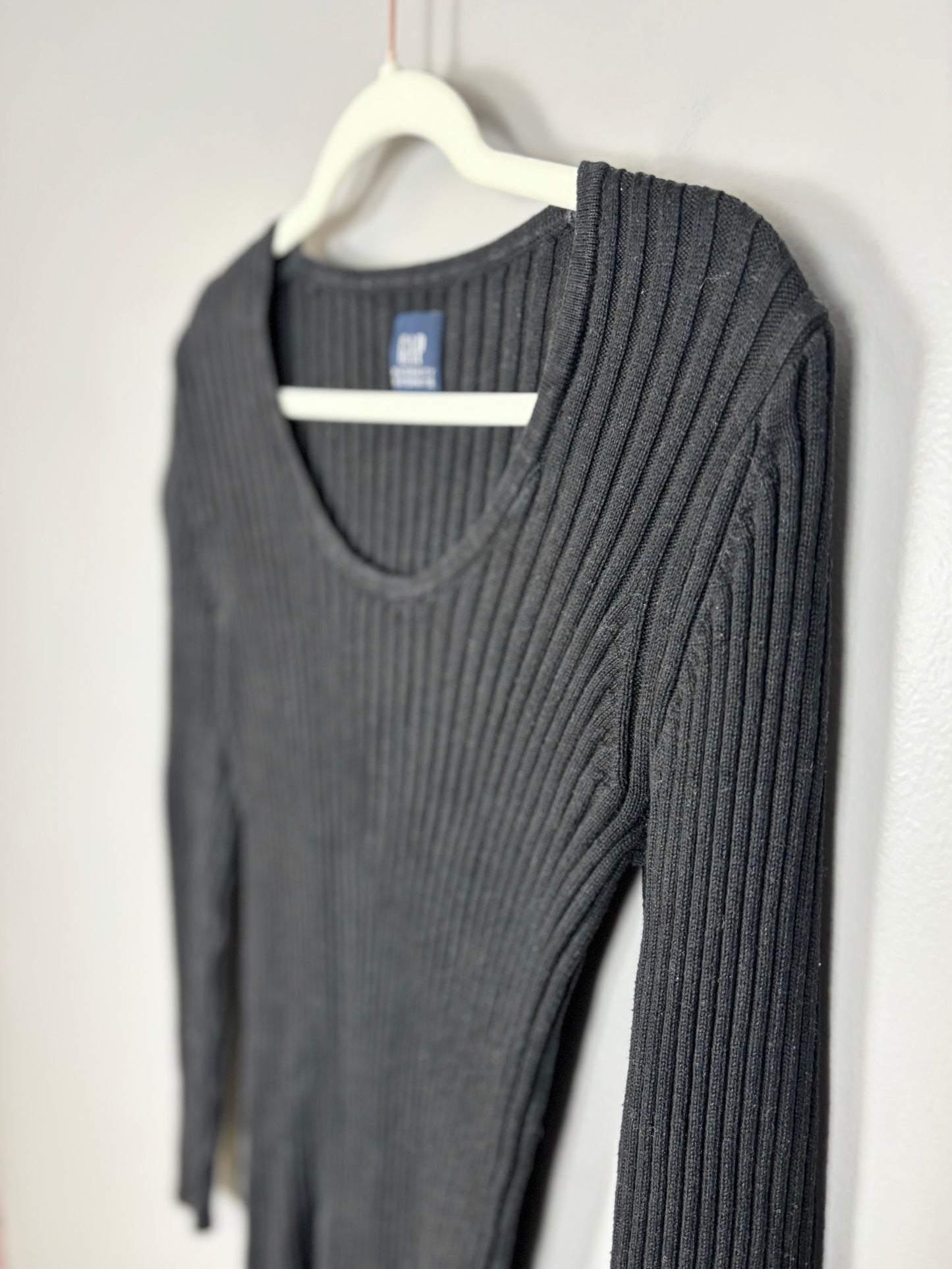S - Gap Ribbed Black V-Neck Sweater
