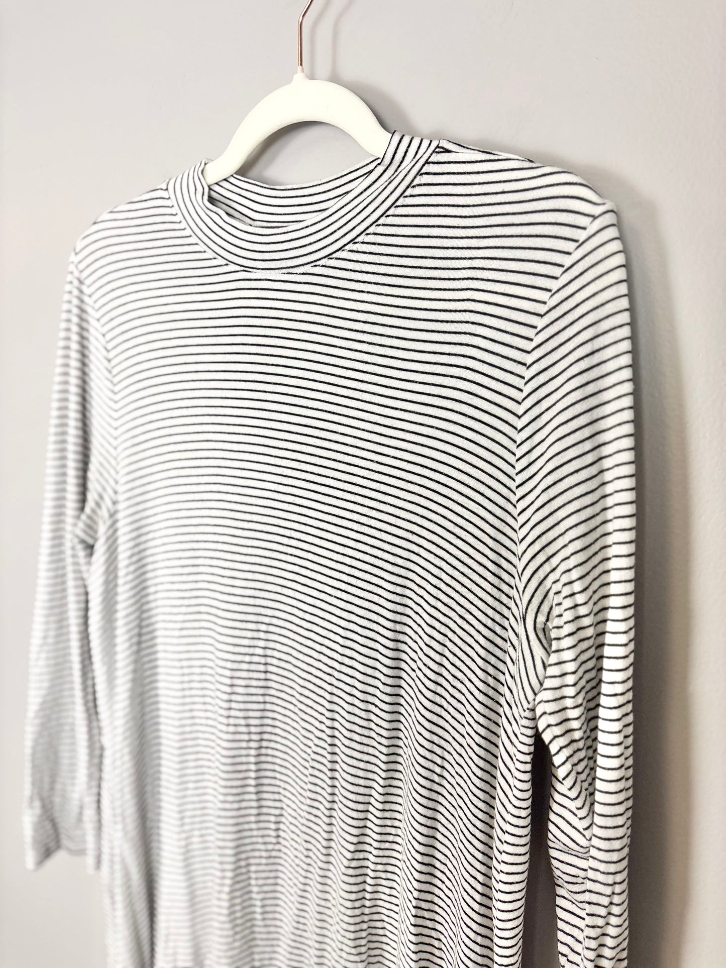 L - Black & White Striped V-Back Long Sleeve Shirt