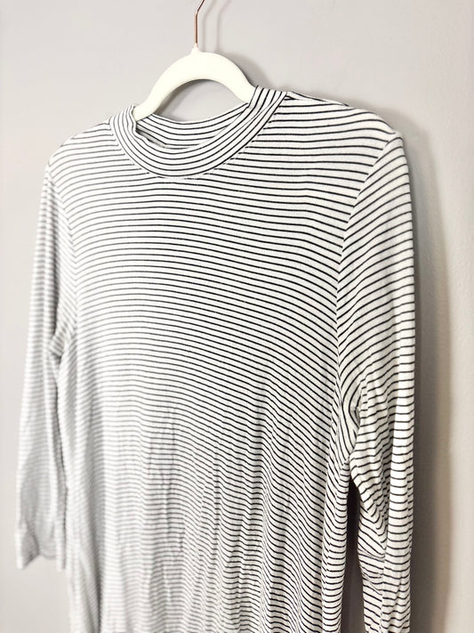 L - Black & White Striped V-Back Long Sleeve Shirt