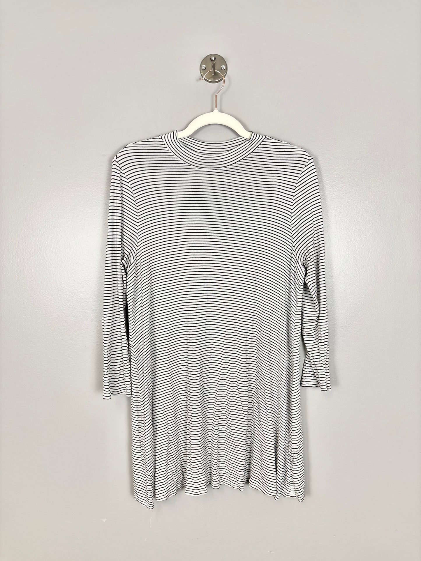 L - Black & White Striped V-Back Long Sleeve Shirt