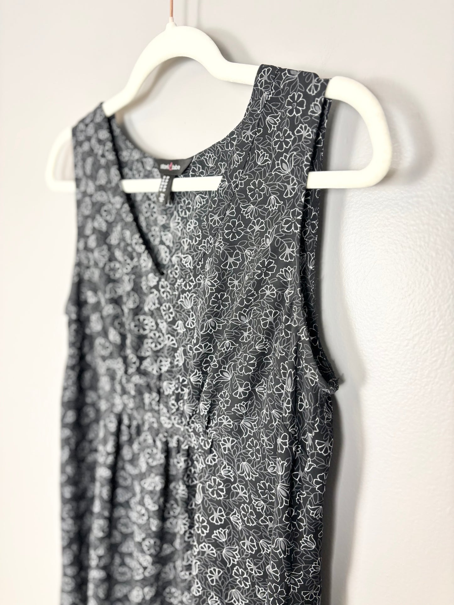 S - Stork & Babe Black & White Floral Sleeveless Blouse