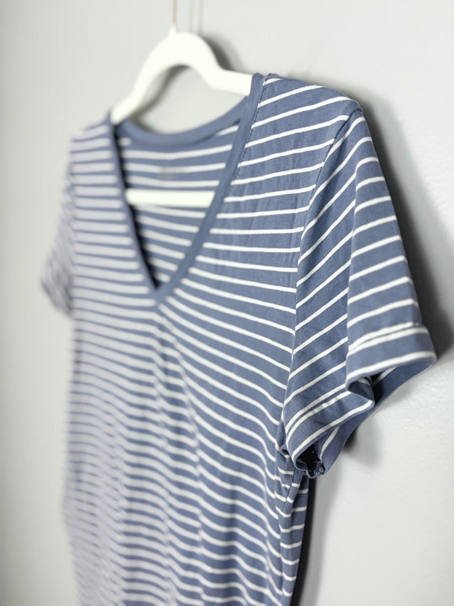 M - Gap Blue & White Striped V-neck Tee